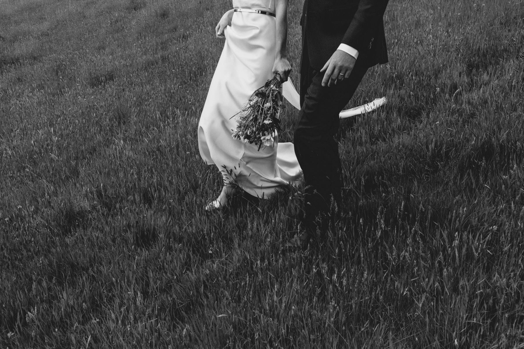 happy couple avoid a wedding disaster by following this easy guide